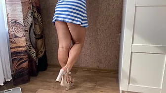 MILF con i tacchi accarezza la figa