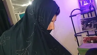 Hindi refugee Desi pays asylum with tantric massage and sex. El Toro De Oro