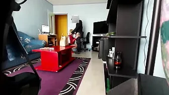 bimbo sucks a courier