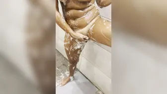 Jasmine in the shower with are Satisfyer Pro 2